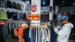 Jumat Berkah, Ratusan Baju Gratis Dibagikan di Depok