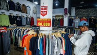 Lokasi ini kerap mengadakan program baju gratis setiap hari Jumat sejak satu bulan yang lalu.  