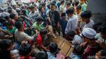 Jumat Berkah, Ratusan Baju Gratis Dibagikan di Depok