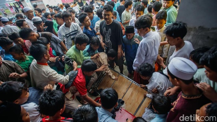 Jumat Berkah di Depok Bagikan Ratusan Baju Gratis Jumat berkah biasanya dimanfaatkan untuk saling berbagi. Tak hanya makanan dan minuman kini kios penjualan baju trifting turut melakukan hal serupa.