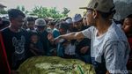 Jumat Berkah, Ratusan Baju Gratis Dibagikan di Depok