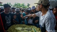 Tak hanya setelah salat Jumat, kegiatan ini dilakukan kembali saat usai salat asar. Aldi sang pemilik toko menyebut kegiatan ini menjadi salah satu strategi untuk memperkenalkan toko kepada warga sekitar.