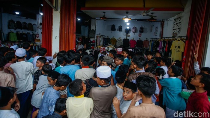 Jumat Berkah di Depok Bagikan Ratusan Baju Gratis Jumat berkah biasanya dimanfaatkan untuk saling berbagi. Tak hanya makanan dan minuman kini kios penjualan baju trifting turut melakukan hal serupa.