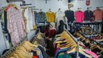 Jumat Berkah, Ratusan Baju Gratis Dibagikan di Depok