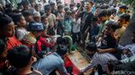 Jumat Berkah, Ratusan Baju Gratis Dibagikan di Depok