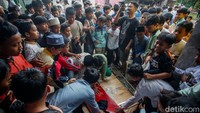 Tak hanya baju gratis, toko ini juga mengobral harga saat hari Jumat. Diketahui harga yang dijual mulai dari Rp 10.000 hingga Rp 1 juta rupiah.