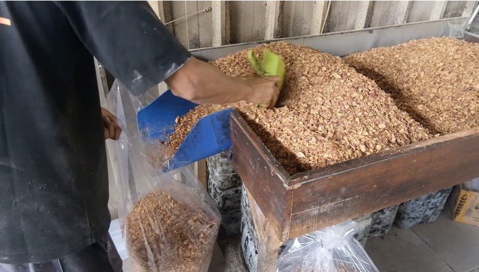 Juragan Bawang Goreng Ini Pernah Dihina hingga Ditipu Puluhan Juta