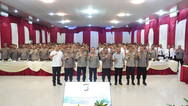 Kapolda Riau Irjen Herry Heryawan memberikan sejumlah arahan penting kepada personel saat kunjungan kerja ke Polres Kuansing, Kamis (22/5/2025).