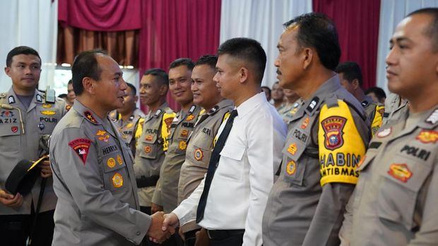 Kapolda Riau Irjen Herry Heryawan memberikan sejumlah arahan penting kepada personel saat kunjungan kerja ke Polres Kuansing, Kamis (22/5/2025).