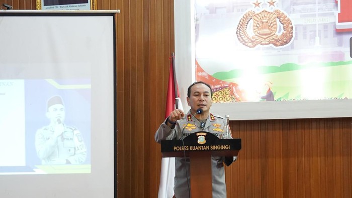 Kapolda Riau Irjen Herry Heryawan memberikan sejumlah arahan penting kepada personel saat kunjungan kerja ke Polres Kuansing, Kamis (22/5/2025).