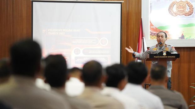 Kapolda Riau Irjen Herry Heryawan memberikan sejumlah arahan penting kepada personel saat kunjungan kerja ke Polres Kuansing, Kamis (22/5/2025).