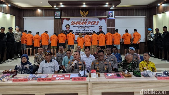 Kapolres Lombok Barat AKBP Yasmara Harahap pimpin konferensi pers penangkapan pengedar sabu di Porles Lombok Barat, Jumat (23/5/2025).