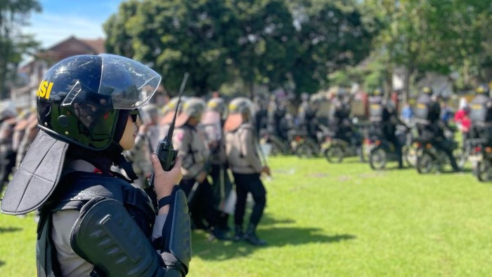 Kapolres Salatiga AKBP Veronica memimpin langsung pengendalian aksi massa. Foto diunggah Jumat (23/5/2025).