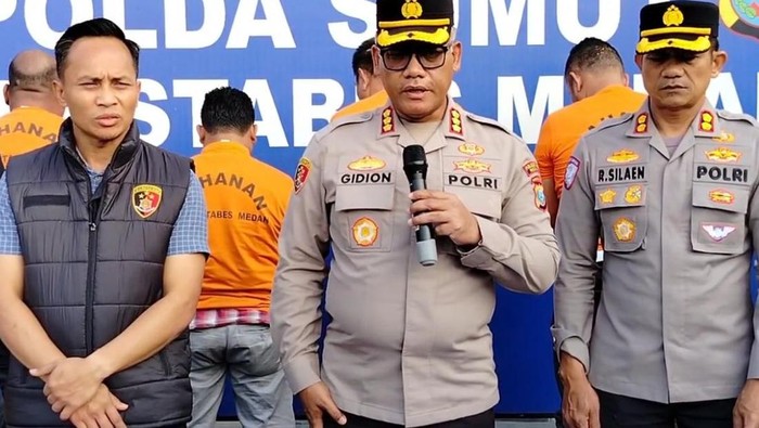 Kapolrestabes Medan Kombes Gidion saat merilis kasus debt collector yang mengadang dokter. (Foto: Istimewa)
