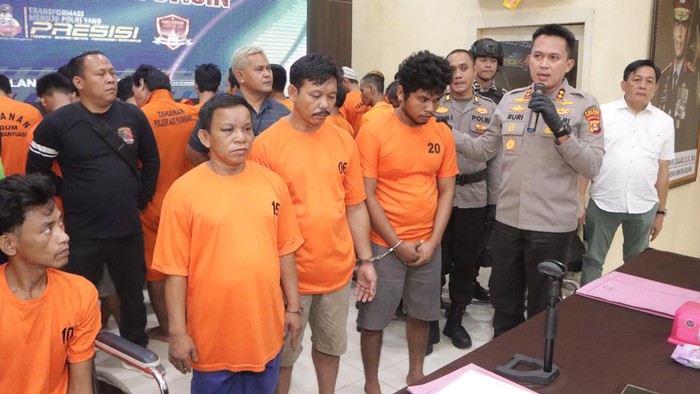 Kapores Banyuasin AKBP Ruri saat menginterogasi salah satu pelaku kejahatan di Mapolres Banyuasin