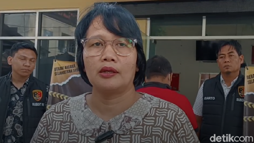 Kasubdit IV Ditreskrimum Polda NTB AKBP Ni Made Pujawati saat konferensi pers kasus pencabulan dosen UIN Mataram, Jumat (23/5/2025). (Abdurrasyid Efendi/detikBali)
