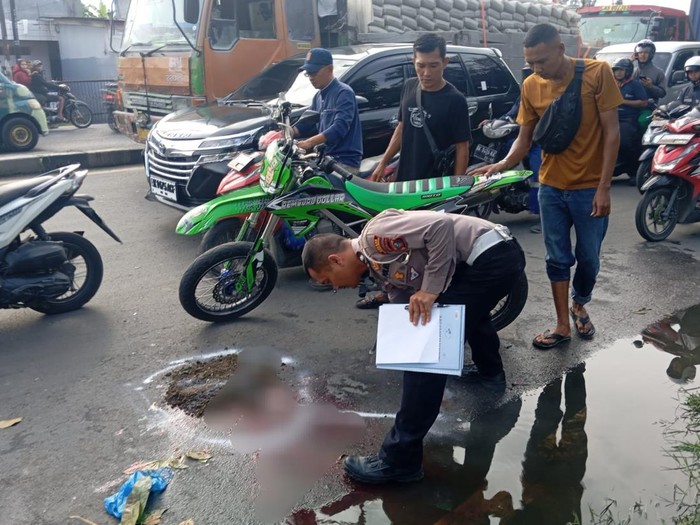 Petugas kepolisian saat olah TKP kecelakaan di Medan Labuhan.