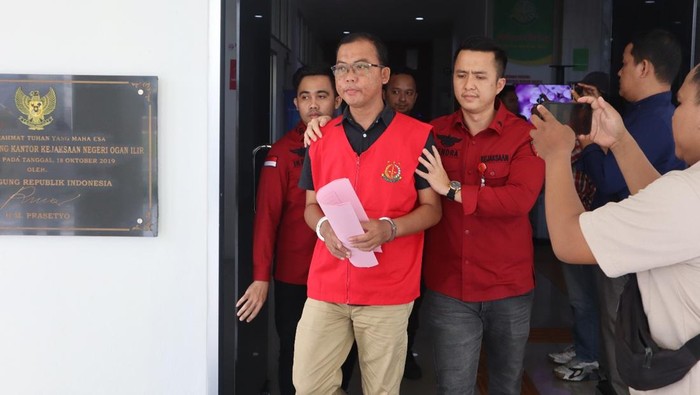 Kejari Ogan Ilir tahan 3 tersangka yang diduga korupsi dana hibah PMI
