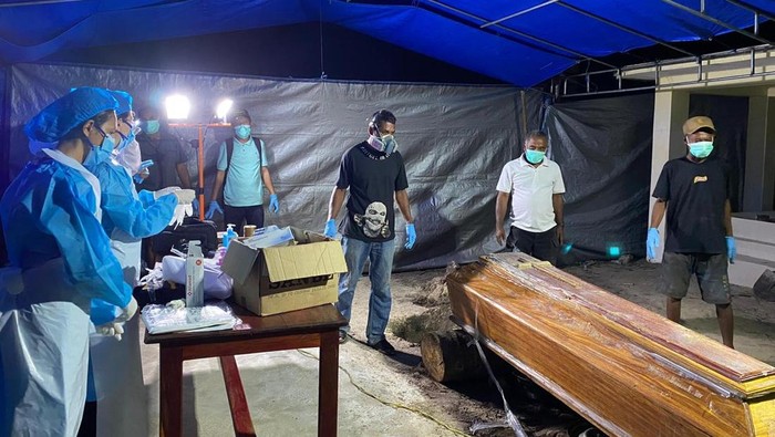 Makam pria berinisial SN (51) yang tewas saat bentrokan dua kelompok warga di Kabupaten Kepulauan Tanimbar, Maluku, dibongkar.