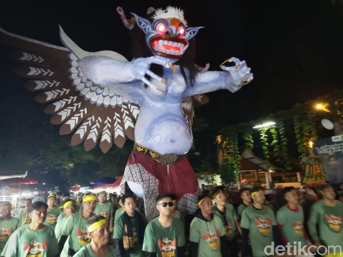 Suasana kirab budaya yang berlangsung di Desa Wanurejo, Kecamatan Borobudur, Kabupaten Magelang, Jumat (23/5/2025) malam.