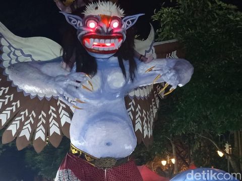 Suasana kirab budaya yang berlangsung di Desa Wanurejo, Kecamatan Borobudur, Kabupaten Magelang, Jumat (23/5/2025) malam.