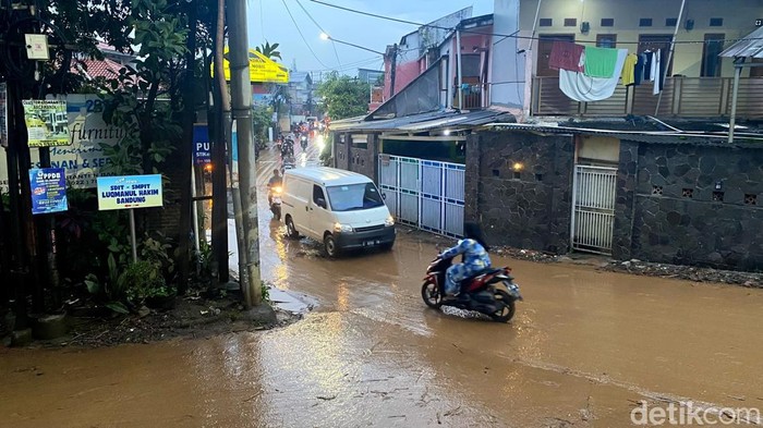 Kondisi Jalan Cingised usai diterjang luapan Sungai Cipagalo.