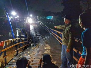 Video Kepanikan Warga Saat Jembatan Apung Bojongsoang-Baleendah Patah