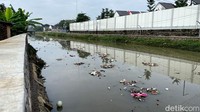 Sebelum bermuara ke Sungai Citarum, sampah ini nantinya akan melintas dahulu ke Sungai Cikeruh.