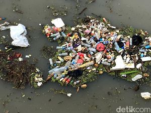 Sungai Cinambo Bandung yang Berhias Sampah