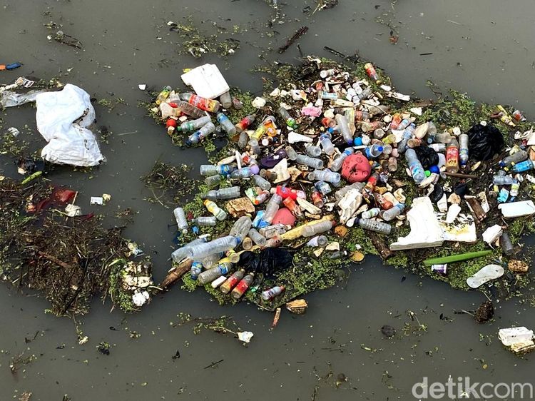 Sungai Cinambo Bandung yang Berhias Sampah