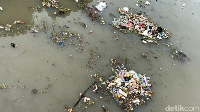 Kondisi sungai di Bandung yang dihiasi sampah Kondisi sungai di Bandung yang dihiasi sampah