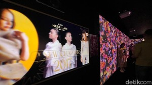 Di bagian depan ada layar LED bening yang menampilkan momen-momen dari 13 konser sebelumnya.