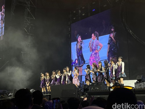 Penampilan Rossa dan JKT48 di konser Here I Am.