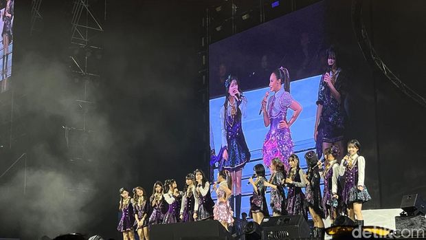 Penampilan Rossa dan JKT48 di konser Here I Am.