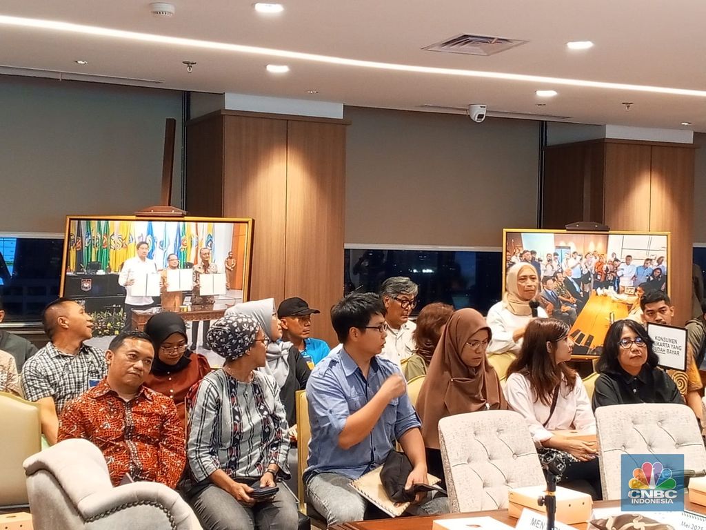 Konsumen Meikarta yang mendapat refund gelombang pertama hadir dalam pertemuan dengan Menteri Perumahan dan Permukiman Maruarar Sirait dan CEO Lippo Group James T Riady di kantor Kementerian PKP, Kamis (22/5/2025). (CNBC Indonesia/Robertus Andrianto)