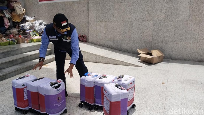Koper jemaah haji yang salah alamat hingga terpisah dengan pemiliknya menjadi salah satu tantangan yang dihadapi Petugas Penyelenggara Ibadah Haji (PPIH). (Haris/detikcom).