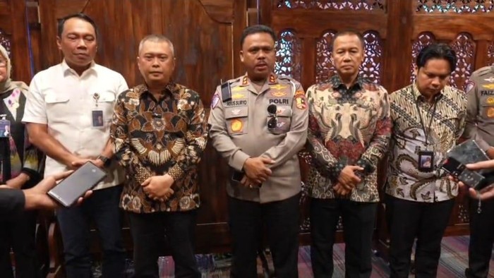 Korlantas Polri berkomitmen melakukan penindakan tegas terhadap kendaraan angkutan barang yang melanggar batas dimensi dan muatan atau over dimensi over load.