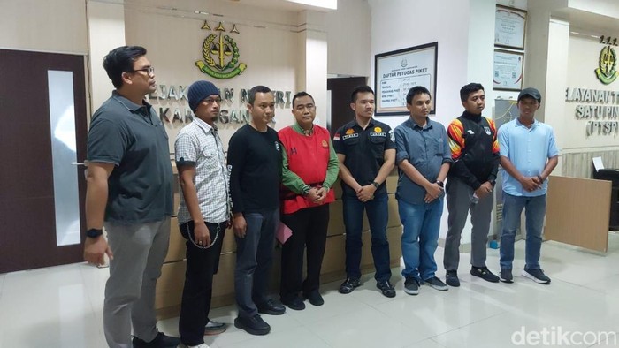 Kejaksaan Negeri Karanganyar bersama A, salah satu kontraktor pembangunan Masjid Agung Madaniyah yang ditetapkan tersangka, Jumat (23/5/2025).