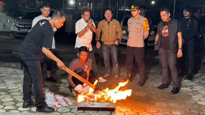 Komisi Pemilihan Umum (KPU) Sulawesi Selatan (Sulsel) memusnahkan 429 surat suara Pemungutan Suara Ulang (PSU) Pilkada Palopo yang rusak.