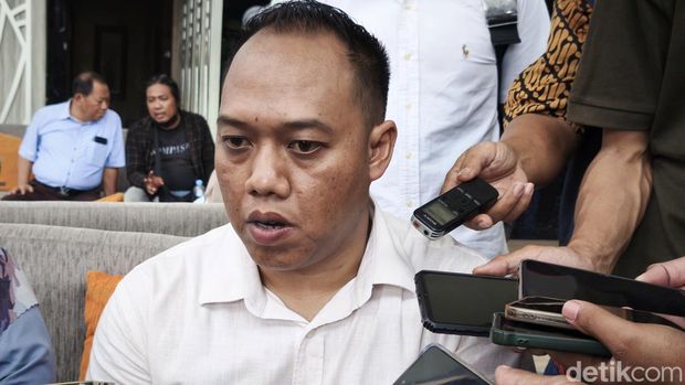 Salah satu Tim Kurator PT Sri Rejeki Isman Tbk, PT Sinar Pantja Djaja, PT Bitratrex Industries, dan PT Primayudha Mandirijaya, Denny Ardiansyah, saat ditemui di bekas pabrik PT Sritex Sukoharjo, Jumat (23/5/2025).