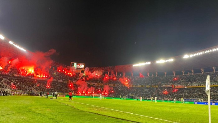 Laga Persebaya vs Bali United di Stadion Gelora Bung Tomo diwarnai nyala flare suporter hingga membuat laga sempat dihentikan