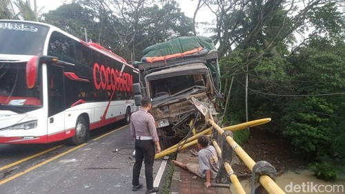 Lakalantas antara truk Fuso dengan sepeda motor di Jalur Denpasar-Gilimanuk tepatnya di Banjar Dinas Payan, Desa Antap, Kecamatan Selemadeg, Jumat (23/5/2025).