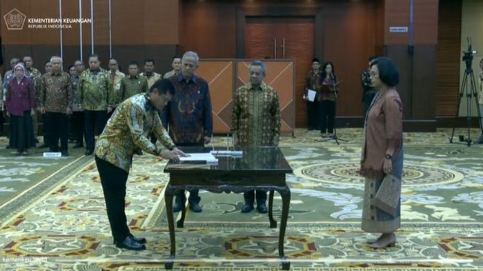 Menteri Keuangan Sri Mulyani Indrawati resmi melantik Letnan Jenderal (Letjen) TNI Djaka Budi Utama sebagai Direktur Jenderal Bea dan Cukai Kementerian Keuangan (Kemenkeu).