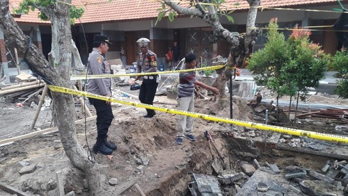 Lokasi kejadian kuli bangunan tewas tertimpa tembok di Jalan Kesumasari nomor 6, Denpasar, Jumat (23/5/2025). (Dok Polresta Denpasar).