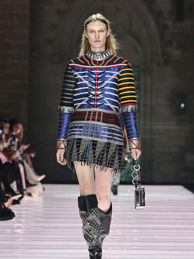 Foto: Koleksi Louis Vuitton Cruise 2026, Inspirasi Joan of Arc Era Glam Rock Foto: Koleksi Louis Vuitton Cruise 2026, Inspirasi Joan of Arc Era Glam Rock