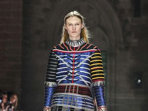 Foto: Koleksi Louis Vuitton Cruise 2026, Inspirasi Joan of Arc Era Glam Rock