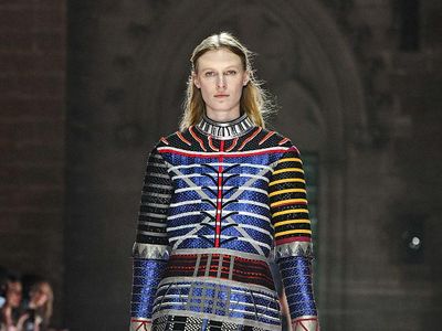 Foto: Koleksi Louis Vuitton Cruise 2026, Inspirasi Joan of Arc Era Glam Rock