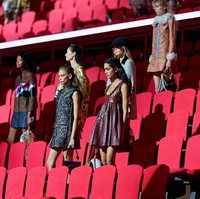 Industri mode sedang bergejolak sehingga beberapa nama besar melakukan pergantian desainer. Namun, Nicolas yang sudah 10 tahun lebih bersama Louis Vuitton tak tergoyahkan. Koleksi terbarunya penuh warna dan detail, menghadirkan siluet dramatis tanpa terjebak dalam kesan kostum. (Foto: Sylvain Lefevre/Getty Images)