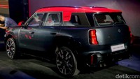 MINI JCW Countryman ALL4 menjadi varian terkuat dengan tenaga 312 tk dan torsi 400 Nm, akselerasi hanya 5,4 detik berkat sistem ALL4 dan suspensi adaptif.