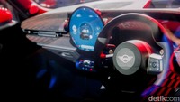 Model bensin MINI JCW hadir dalam versi hatchback dan Cabrio dengan mesin 2.0L TwinPower Turbo, tenaga 228 tk, dan kecepatan maksimum 250 km/jam.
